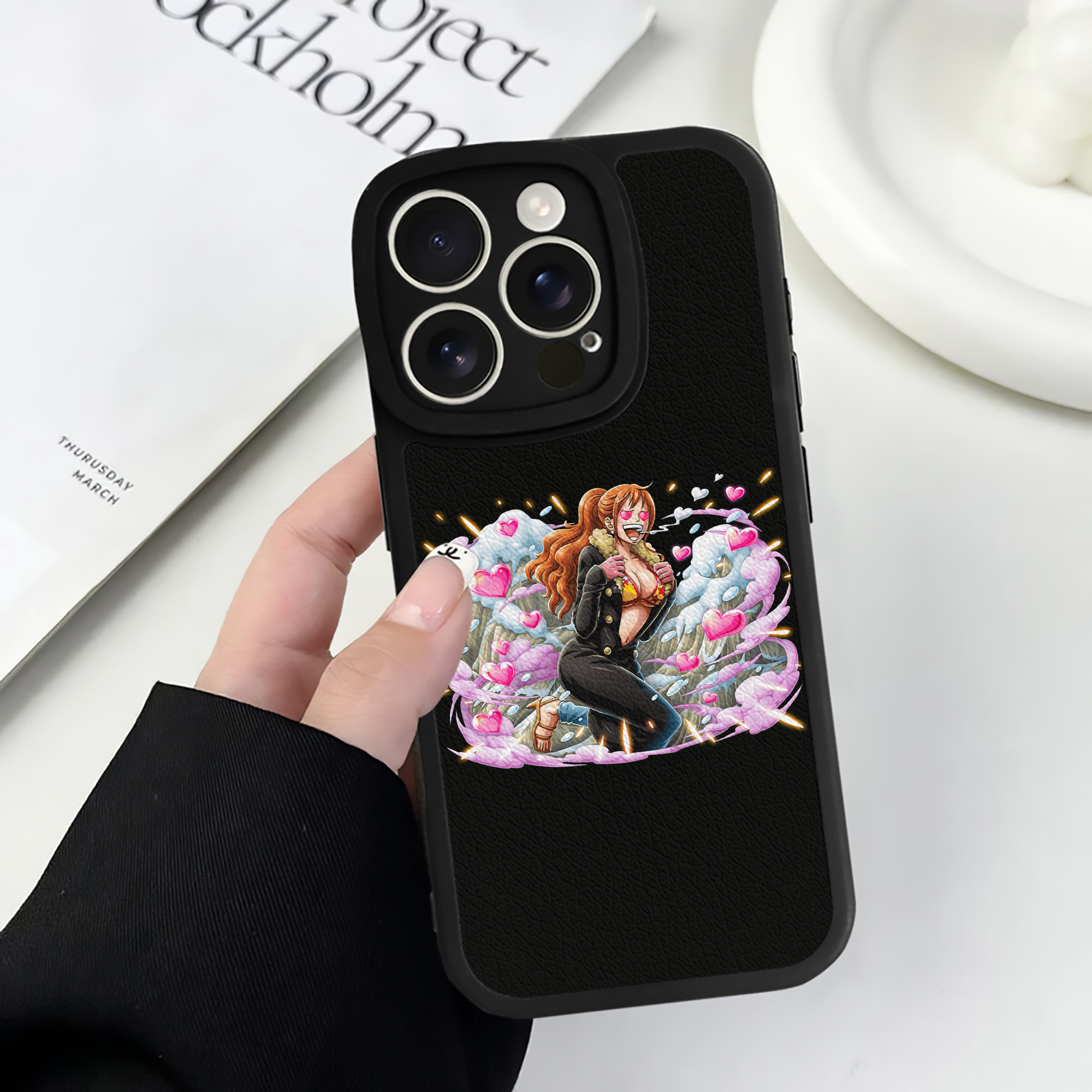 （画像用） ワンピース ナミ ONE PIECE Nami 【iPhone 16シリーズ対応】シリコンスマホケース（レザー調） 材質：シリコン